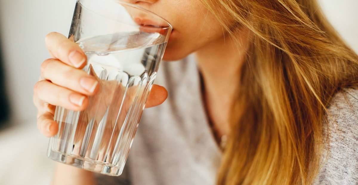 5 Manfaat Minum Air Hangat Setiap Pagi untuk Kesehatan dan Kecantikan Alami